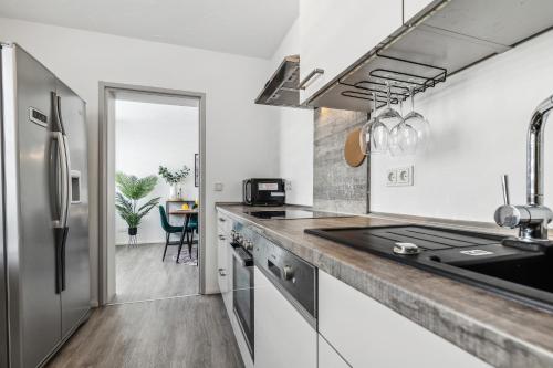 Kuchyň nebo kuchyňský kout v ubytování Gelbe Koffer - "Stylish Family & Business Apartment" in Homburg - nahe Uniklinik - ruhig gelegen - 3 SZ - bis zu 6 Pers - Balkon - Badewanne - WLAN 250 Mbit - Parkplätze - Self-Check-in