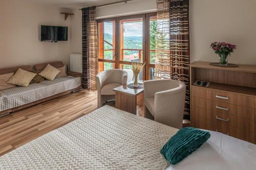 una sala de estar con un sofá y una mesa en Klemensówka, en Krynica-Zdrój