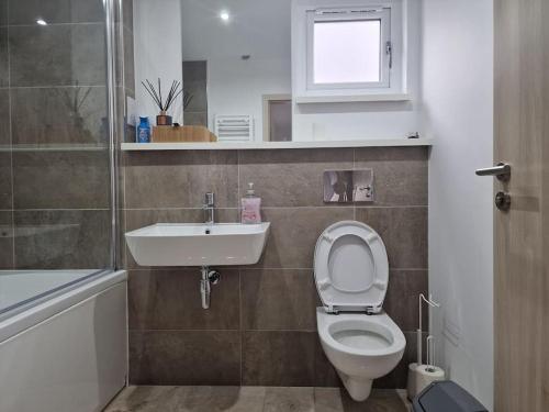 Ένα μπάνιο στο New build modern high spec house