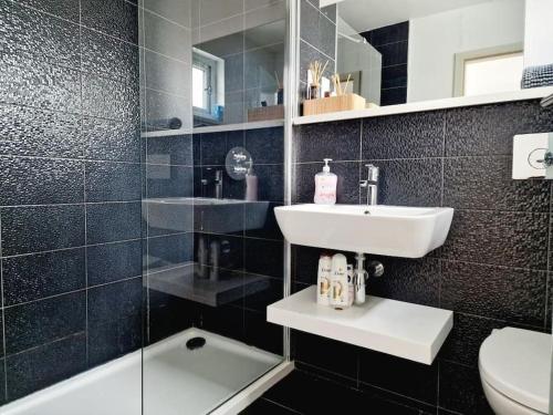 Ένα μπάνιο στο New build modern high spec house