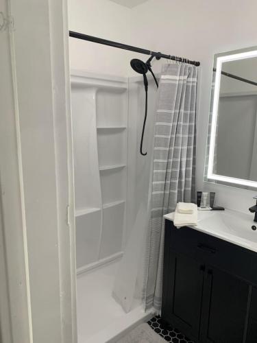 Un baño de Modern Charm at The George 304
