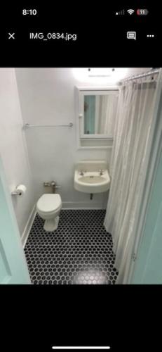 Ένα μπάνιο στο Beautiful Apartment 307 in a 100 year old building