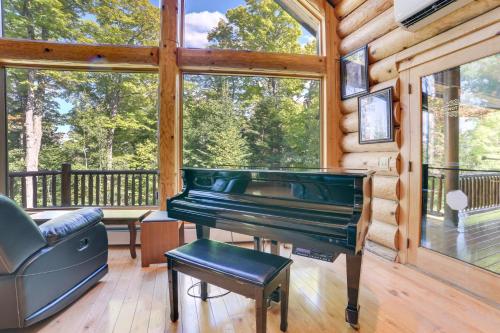 Balkoni atau teres di St Marys River Views Cabin with Wraparound Deck!