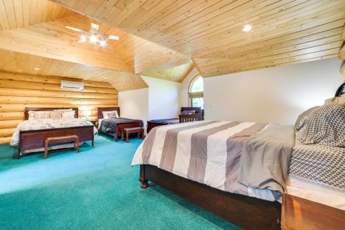 Katil atau katil-katil dalam bilik di St Marys River Views Cabin with Wraparound Deck!