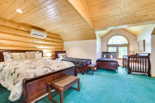 Katil atau katil-katil dalam bilik di St Marys River Views Cabin with Wraparound Deck!