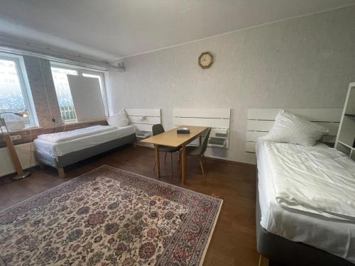 een kamer met een bed, een tafel en een bank bij Hami Home Hamburg in Hamburg