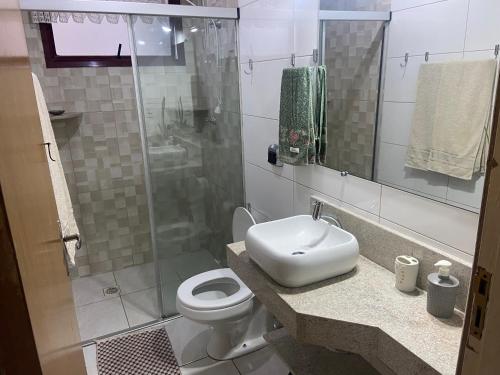 Koupelna v ubytování Sol e Mar apto perto da praiapiscina e varanda Massaguaçu