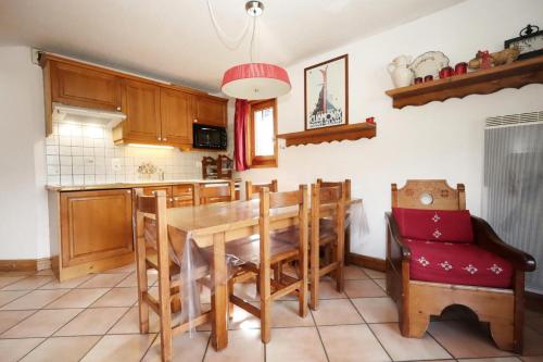 une cuisine avec une table et des chaises de salle à manger en bois dans l'établissement Résidence Les Hauts De Chavants - Hauts de Chavants Vallot 3 MAE-6414, aux Houches