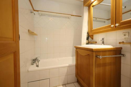 une salle de bain avec une baignoire, un lavabo et un miroir dans l'établissement Résidence Les Hauts De Chavants - Hauts de Chavants Vallot 3 MAE-6414, aux Houches