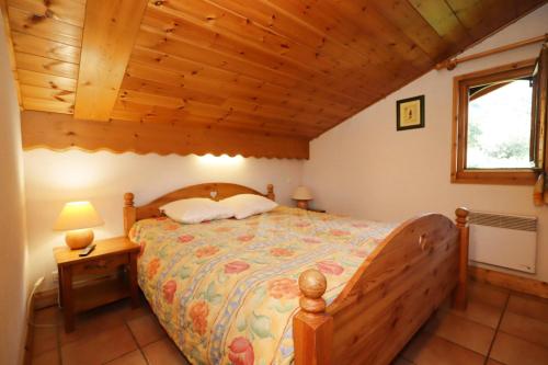 une chambre avec un lit et un plafond en bois dans l'établissement Résidence Les Hauts De Chavants - Hauts de Chavants Vallot 3 MAE-6414, aux Houches