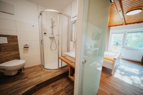 Koupelna v ubytování Hotel Leo