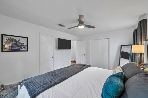 a bedroom with a bed and a ceiling fan at Retro by the Bay Close to Beach Eglin PetFriendly in Freeport