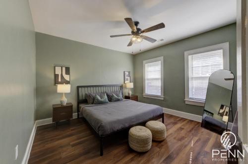 una camera da letto con un letto e un ventilatore a soffitto di Urban Retreat in Historic Memphis a Memphis