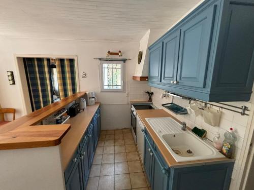 Η κουζίνα ή μικρή κουζίνα στο Maison face à la mer 6-8 personnes jardin - WIFI - Fort Boyard
