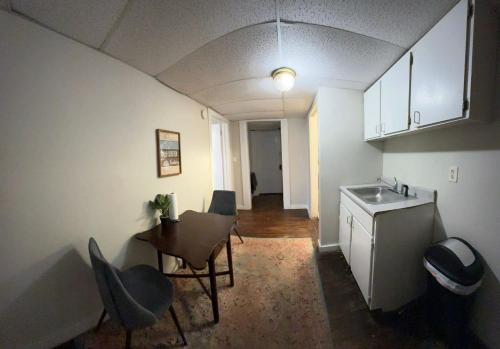 Una cocina o zona de cocina en Redmont Revival-Unit B-Walkable-UAB