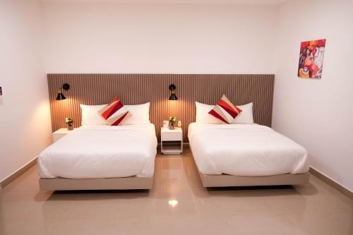 El ParaísoHotel H4的酒店房间里有两张床 sidx sidx sidx