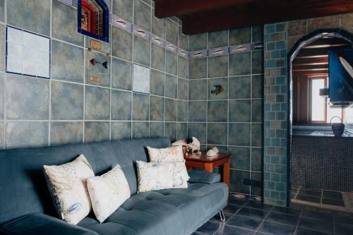 a living room with a blue couch with pillows at BlueAttic La Mareta in La Mareta