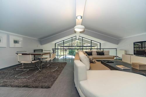 a living room with a couch and a table at Belart Luxury Villa with Pool Golf and Beach in Aroeira