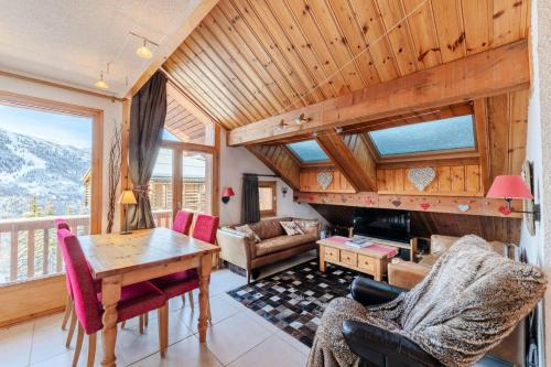 un salon avec une table et une cheminée dans l'établissement Résidence La Vizelle - Appartement 4 pièces cabine 6 personnes situé à Meribel altitude 1600 proche des pistes et des commerces MAE-8961, à Les Allues