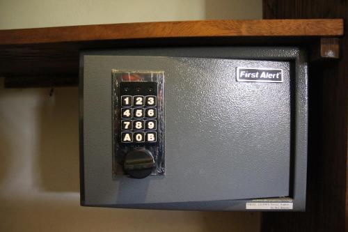 a television with a first alert sign on it at Naturalmente Boutique Bungalows y Cocina Mediterránea in Las Lajas