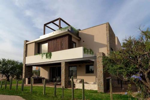 Το κτήριο όπου στεγάζεται  η βίλα