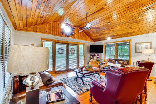 タウンゼンドにあるBear Acres Getaway Cabin with Deck in Townsend!のソファとテーブルのあるリビングルーム