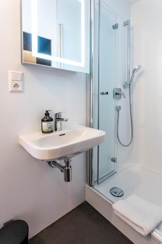 a bathroom with a sink and a shower at Altstadtperle in Konstanz