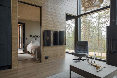 TV a/nebo společenská místnost v ubytování Villa Arctic Trail, Apartment A - Aurora view hot tube - Sauna - Lapland holiday