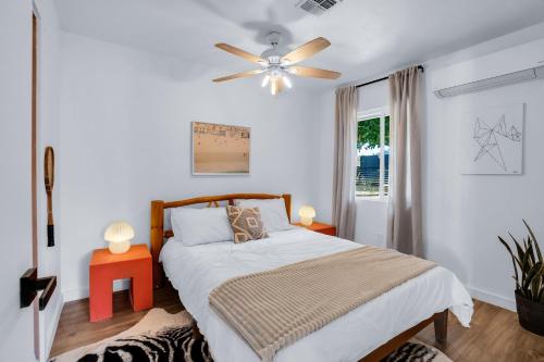 Un dormitorio con una cama y un ventilador de techo. en Serrano Sky, en Joshua Tree