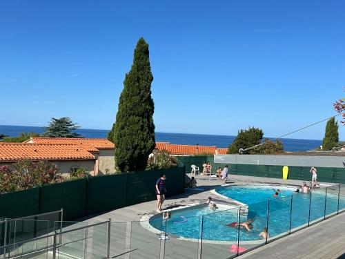 un groupe de personnes jouant dans une piscine dans l'établissement L anse des Imperiales II, à Collioure