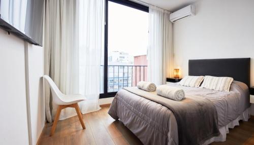Postel nebo postele na pokoji v ubytování Monroe Suites