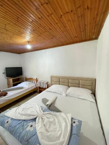 Postel nebo postele na pokoji v ubytování Bujtina Lokthi