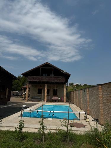 een gebouw met een zwembad ervoor bij Julies Villas in Štúrovo