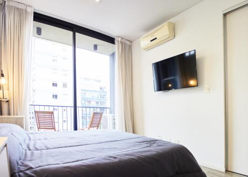 TV a/nebo společenská místnost v ubytování Monroe Suites