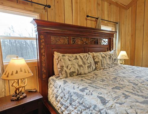 Giường trong phòng chung tại Couple Retreat Cabin-near Smoky Mountain Railroad-Hot Tub
