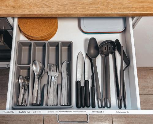 een lade vol keukengerei bovenop een aanrecht bij Dornfelder 2 in Hanhofen