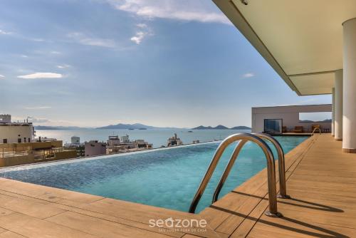 a swimming pool on the roof of a building at TVT - Estúdios de luxo no centro de Florianópolis in Florianópolis