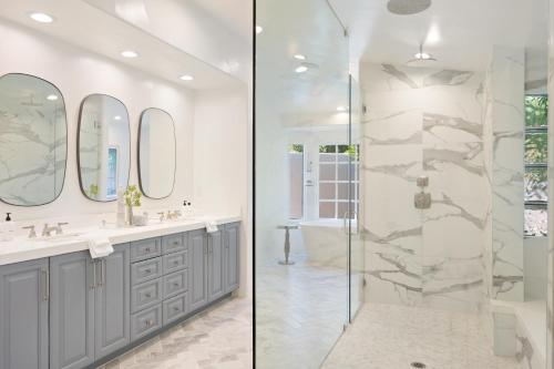 Koupelna v ubytování Jaguar Estate - Private Lush Estate with 2 Incredible Pools and Spas, Pickleball and Resort Style Yard