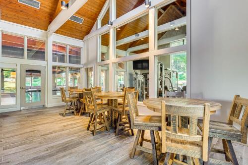 Restaurace v ubytování Walk to Ski Lift Spacious Condo in West Dover!