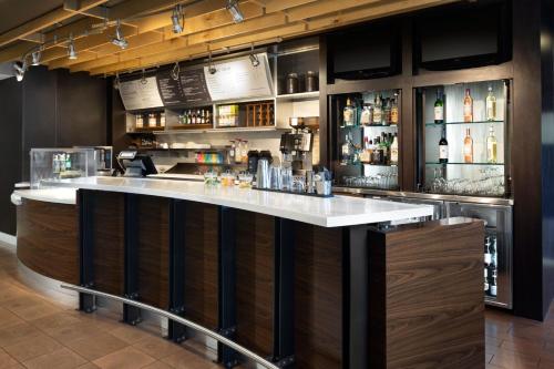 a bar with a white counter in a room at Courtyard by Marriott- Austin Round Rock in Round Rock
