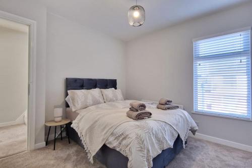 a bedroom with a bed with two teddy bears on it at Harbour View Belfast in Belfast