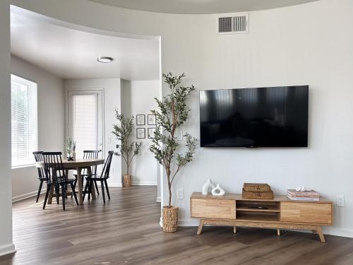 Big 3BD 2BA Apt with Pool and Gym near Venice Beach photo 12