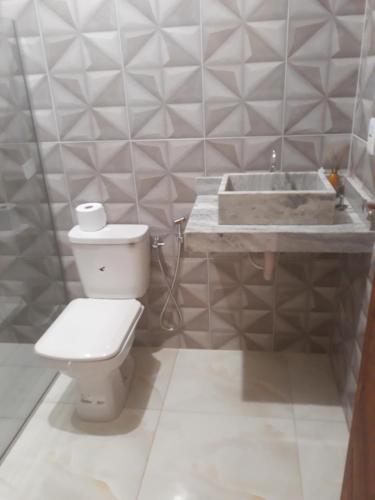 a bathroom with a toilet and a sink at Sítio Do Sossedo in Itacaré