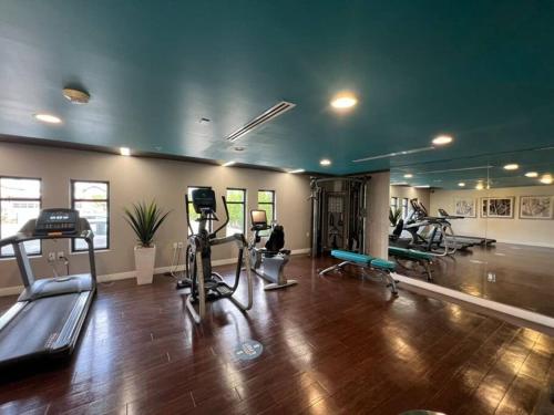 Fitness centrum a/nebo fitness zařízení v ubytování 2 BD 2 BA in the Heart of Encino 104