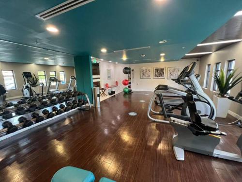 Fitness centrum a/nebo fitness zařízení v ubytování 2 BD 2 BA in the Heart of Encino 104