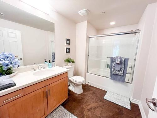 Koupelna v ubytování 2 BD 2 BA in the Heart of Encino 104