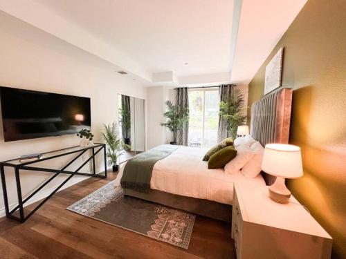 Postel nebo postele na pokoji v ubytování 2 BD 2 BA in the Heart of Encino 104