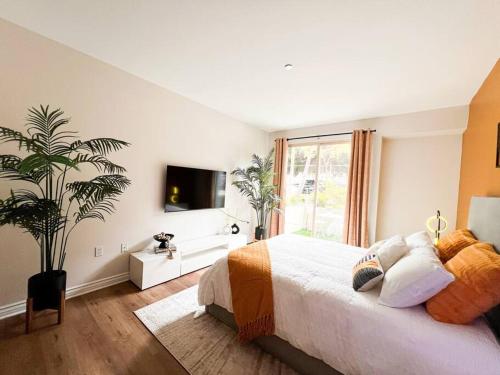 Postel nebo postele na pokoji v ubytování 2 BD 2 BA in the Heart of Encino 104