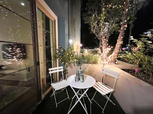 Patio nebo venkovní prostory v ubytování 2 BD 2 BA in the Heart of Encino 104