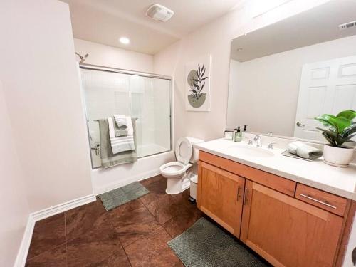 Koupelna v ubytování 2 BD 2 BA in the Heart of Encino 104